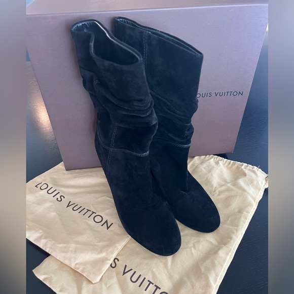 LOUIS VUITTON Ladies Black suede wedge boots. - Picture 12 of 13